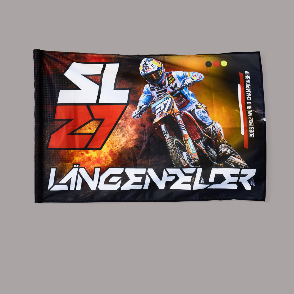 Das Bild zeigt eine Fahne mit dem Logo von Simon und einem Bild von Simon auf dem Motocross-Bike