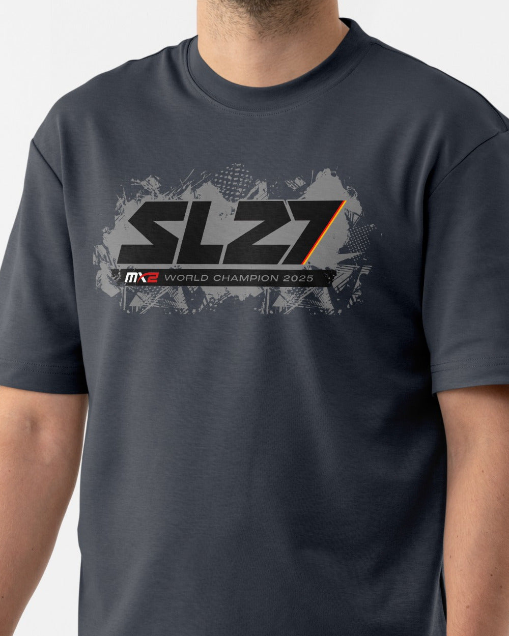 Nahaufnahme der Vorderseite des schwarzen T-Shirts „World Championship Winner 2025“ mit großem SL27-Weltmeister-Design, vor hellem Hintergrund fotografiert.