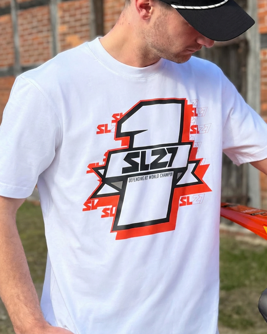 Detailansicht des weißen SL27 T-Shirts „Number One“ mit großem Nummer-1-Print und SL27-Logo auf der Vorderseite.