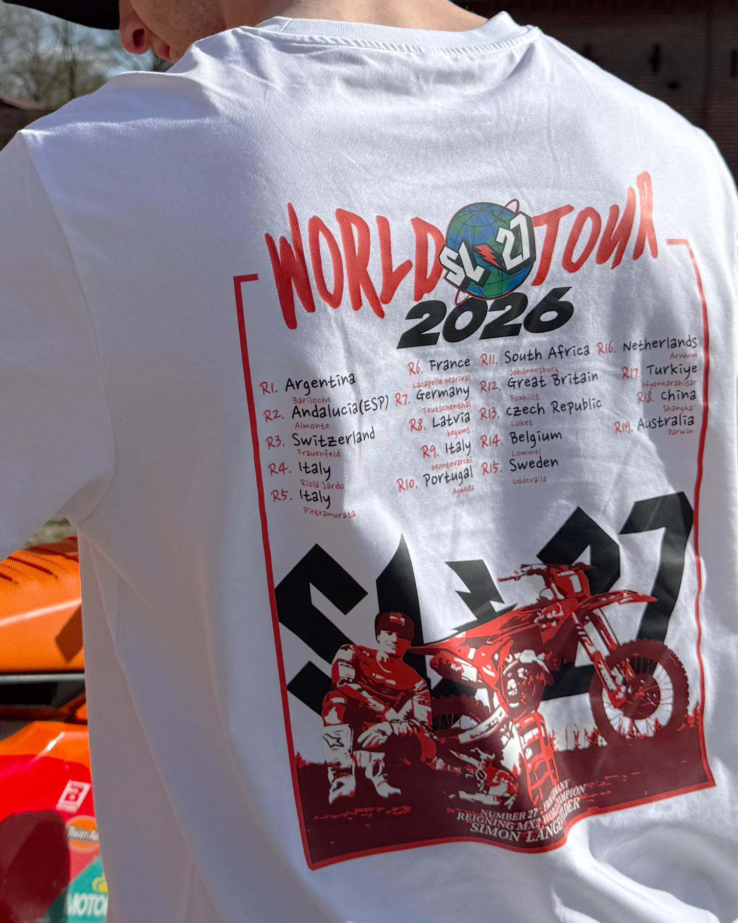 Rückseite des weißen SL27 T-Shirts „World Tour 2026“ mit großem Rennkalender und Motiv von Simon Längenfelder mit Bike.