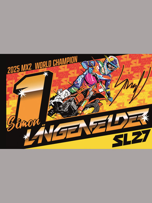 SL27 Fahne GOLD World Champion Edition mit goldener Startnummer 1, Simon-Längenfelder-Schriftzug, Rennszene auf KTM-Motocross-Bike und Original-Unterschrift im Design der MX2-Weltmeisterschaft 2025