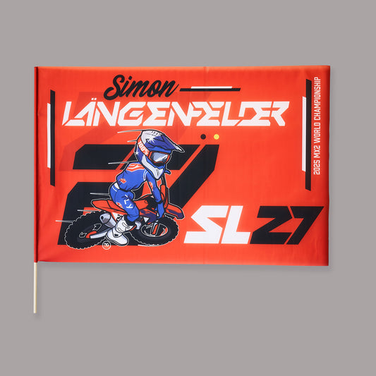 Bild einer orangen Fahne mit dem Logo von Simon Längenfelder und einem stilisierten Motorradfahrer