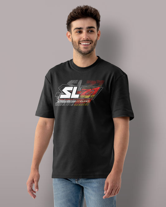 Mann mit schwarzem Shirt und dem Logo von Simon in den Farben schwarz, rot und gold