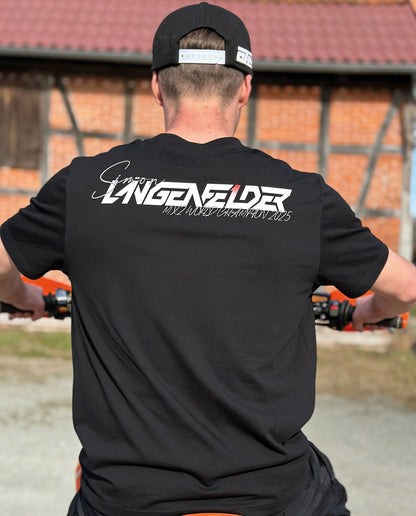 Rückansicht eines schwarzen SL27 „HomeGP Germany“ T-Shirts mit großem „Simon Längenfelder MX2 World Champion 2025“-Rückenprint in Weiß auf schwarzem Hintergrund.