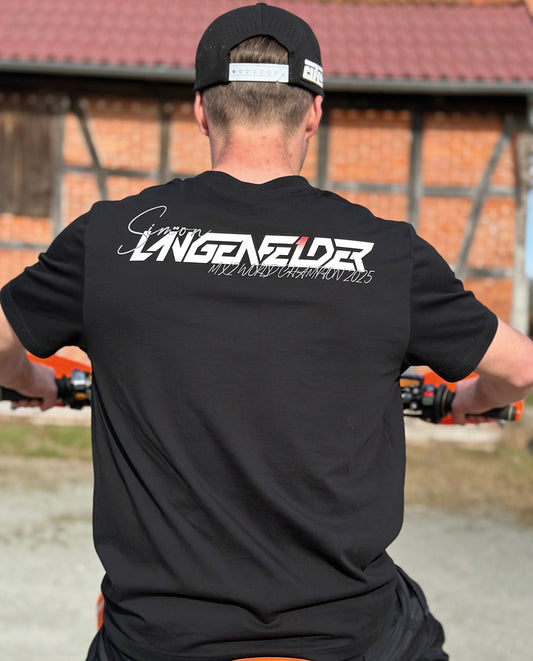 Rückansicht eines schwarzen SL27 „HomeGP Germany“ T-Shirts mit großem „Simon Längenfelder MX2 World Champion 2025“-Rückenprint in Weiß auf schwarzem Hintergrund.