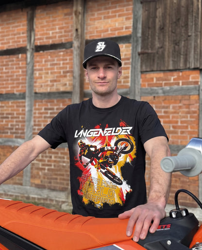 Mann mit schwarzem SL27 „HomeGP Germany“ T-Shirt steht neben einer KTM Motocross-Maschine. Das Frontdesign zeigt Simon Längenfelder in Racing-Action mit Deutschlandkarte in Schwarz-Rot-Gold und „2025 MX2 World Champion“-Schriftzug.
