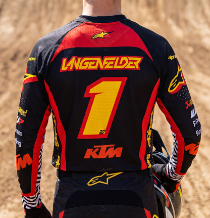 SL27 Replica Jersey HomeGP 2026 Rückseite mit großer Startnummer 1, Längenfelder-Schriftzug und KTM-Logo im offiziellen Heimrennen-Design