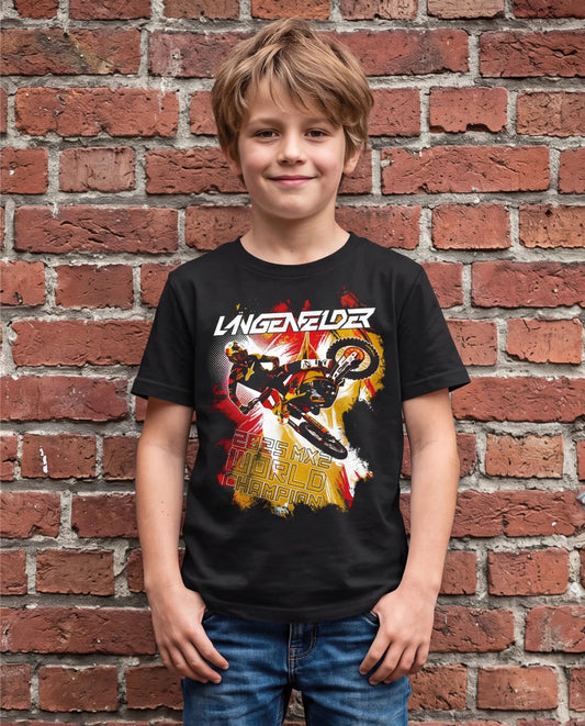 Kind trägt schwarzes SL27 „Kids HomeGP Germany“ T-Shirt mit großem Frontprint von Simon Längenfelder in Motocross-Action und „2025 MX2 World Champion“-Schriftzug vor einer Backsteinwand.
