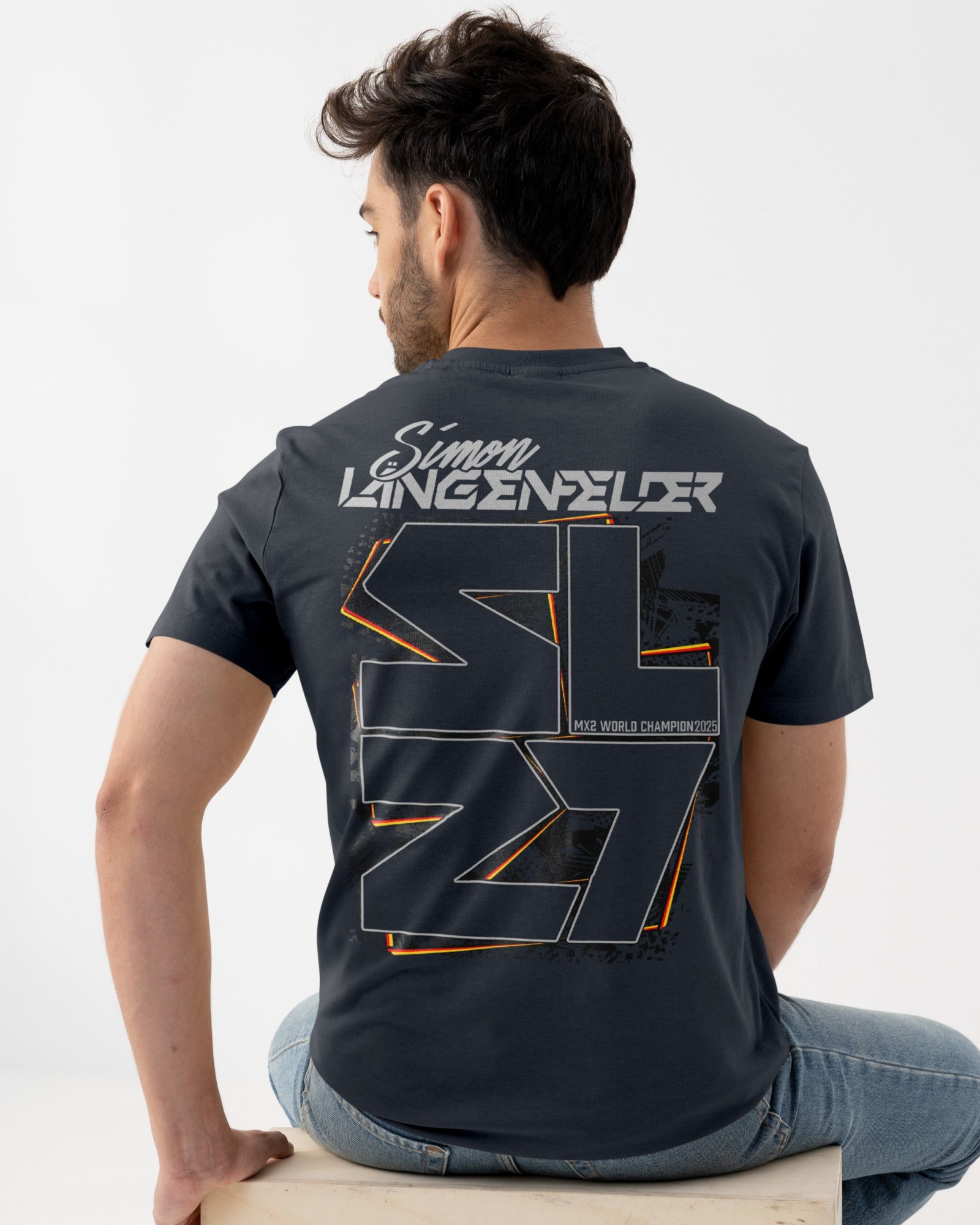 Rückseite des schwarzen T-Shirts „World Championship Winner 2025“ mit großem SL27-Weltmeistermotiv, vor hellem Hintergrund fotografiert.