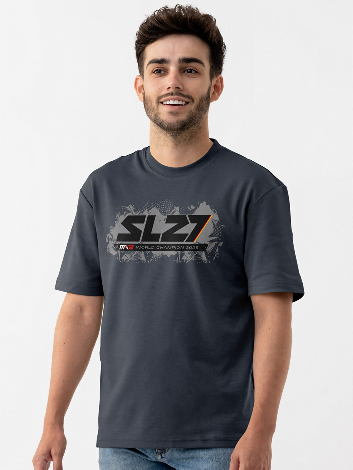 Schwarzes T-Shirt „World Championship Winner 2025“ mit großem SL27-Weltmeister-Design auf der Vorderseite, frontal vor hellem Hintergrund fotografiert.