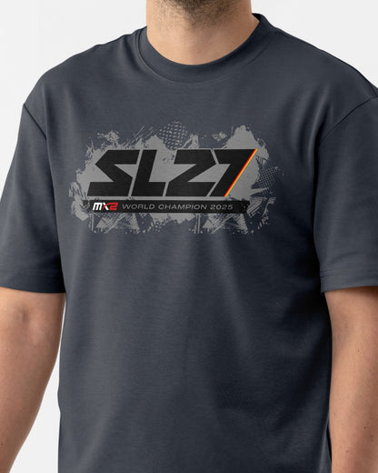 Nahaufnahme der Vorderseite des schwarzen T-Shirts „World Championship Winner 2025“ mit großem SL27-Weltmeister-Design, vor hellem Hintergrund fotografiert.