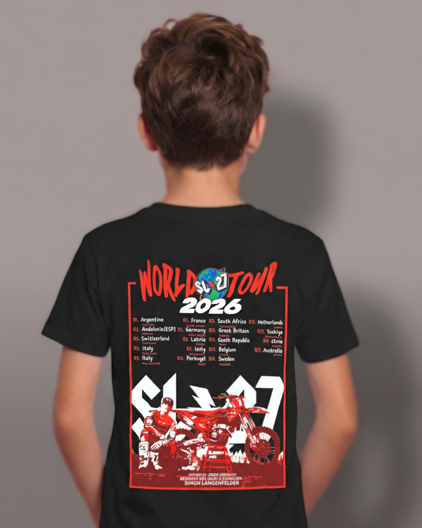 Rückseite des schwarzen SL27 Kinder-T-Shirts „World Tour 2026“ mit großem Tourdaten-Print, Rennkalender und Motiv von Simon Längenfelder mit Bike.