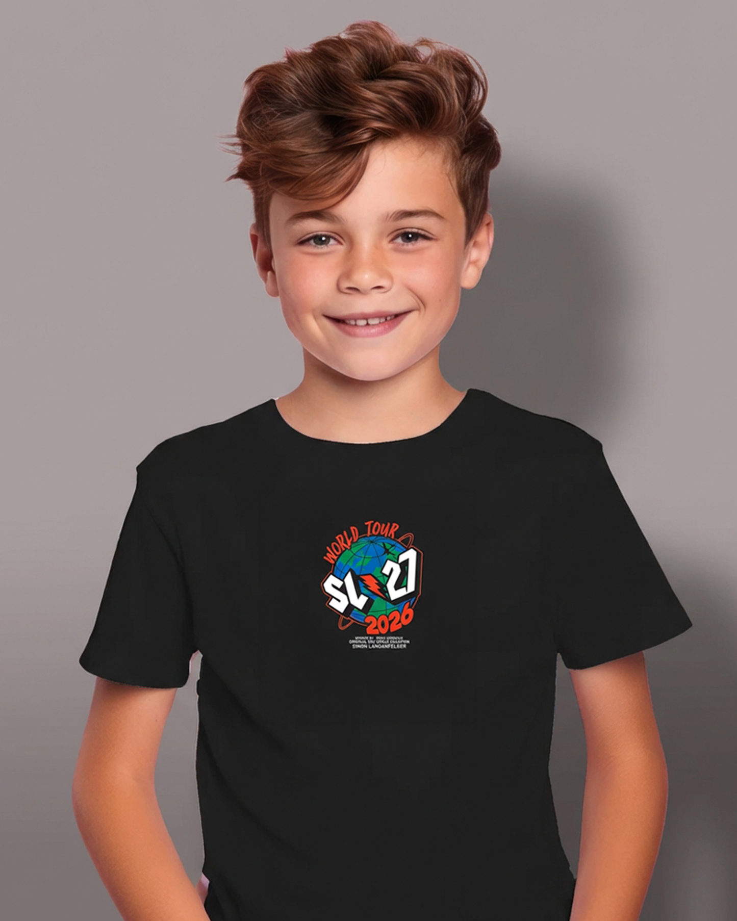 Schwarzes SL27 Kinder-T-Shirt „World Tour 2026“ mit kleinem Globus-Frontlogo auf der Brust.