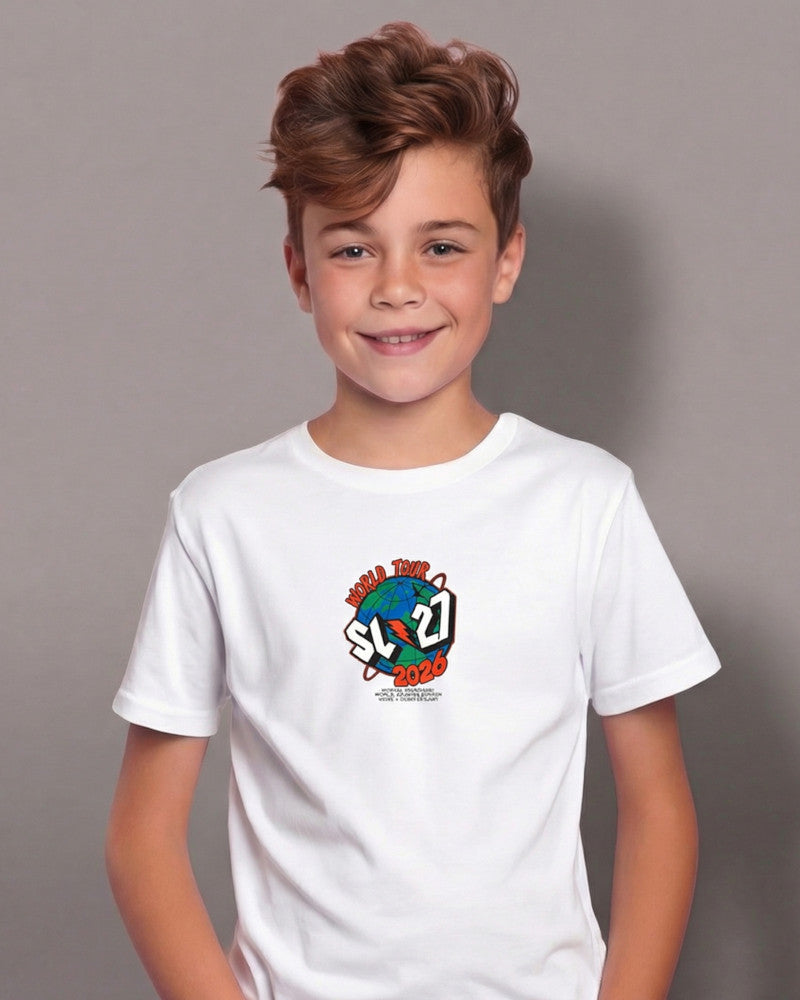Weißes SL27 Kinder-T-Shirt „World Tour 2026“ mit kleinem Frontlogo auf der Brust und buntem SL27 World-Tour-Design.