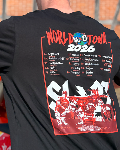 Rückseite des schwarzen SL27 T-Shirts „World Tour 2026“ mit großem Rennkalender-Print und Motiv von Simon Längenfelder mit Bike.
