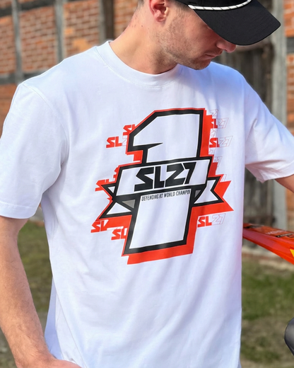 Detailansicht des weißen SL27 T-Shirts „Number One“ mit großem Nummer-1-Print und SL27-Logo auf der Vorderseite.