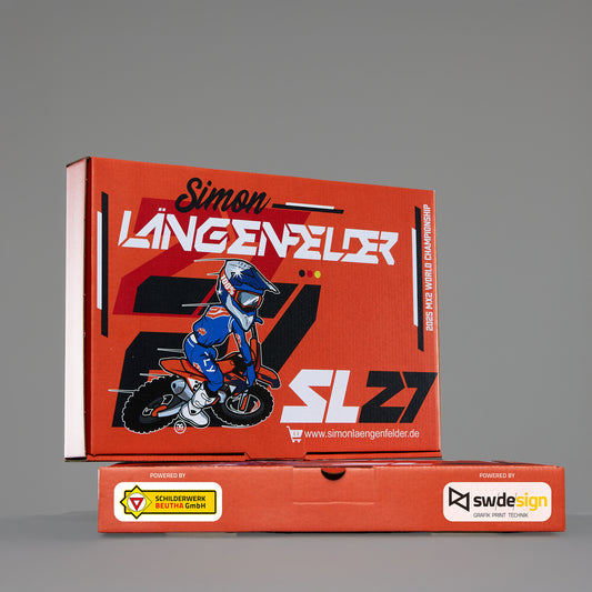 oranger Versandkarton mit Logo und Schriftzug von Simon und stilisiertem Fahrer