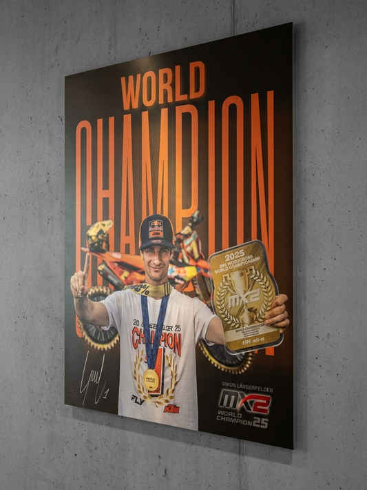 Wandbild auf Aluminiumverbundplatte mit Simon Längenfelder als MX2 World Champion 2025, inklusive seiner Unterschrift, vor einem orange-schwarzen Champion-Designmotiv.